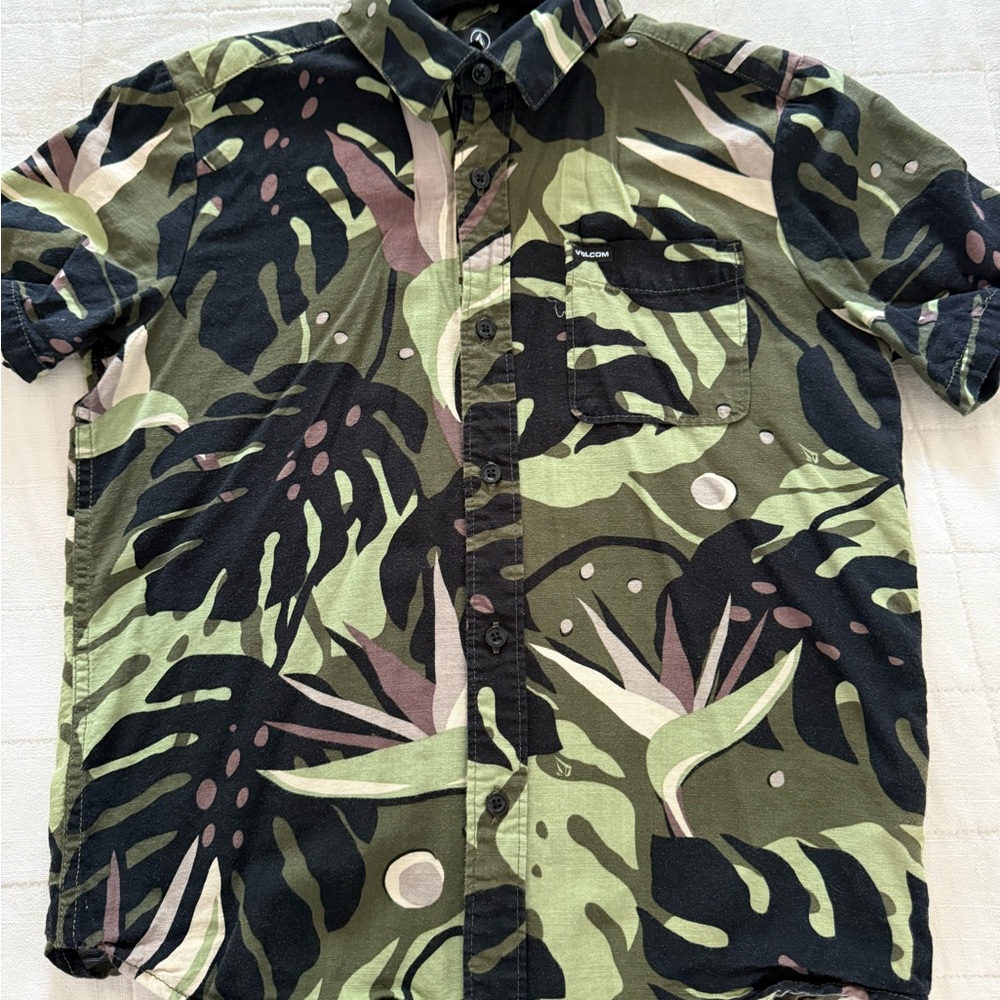 !!SOLD!!
Boys Volcom dress shirt